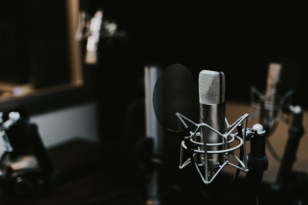 Microphone de studio élégant installé pour un podcast premium